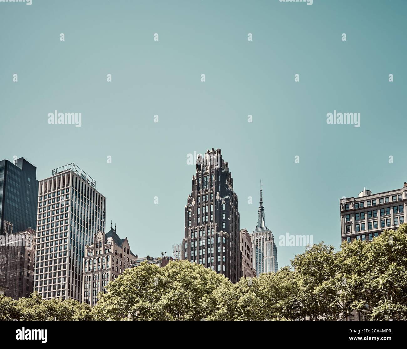 Skyline von New York City an einem sonnigen, wolkenlosen Tag, Farbtonung im Vintage-Stil, USA. Stockfoto