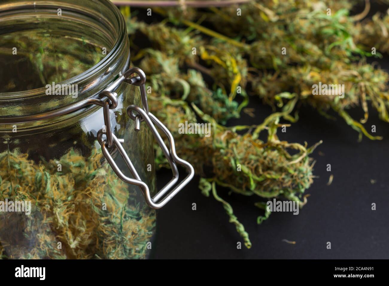 Indoor-Anbau von Cannabis. Marihuana Knospen im Glas. Unkrauternte, medizinischer Drogenkonsum Stockfoto