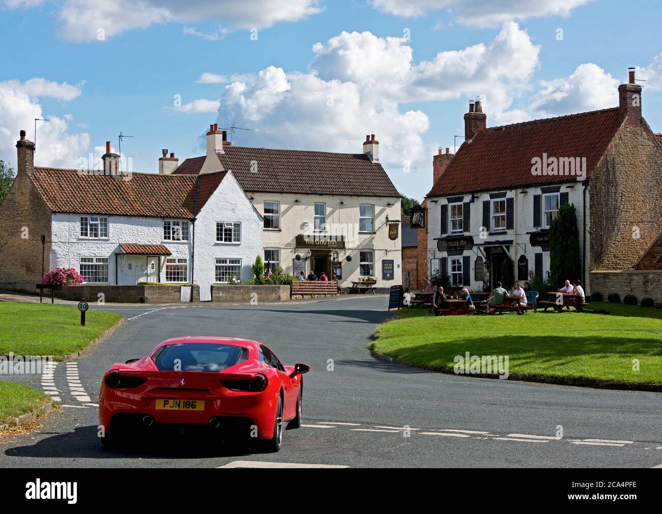 Ferrari 488 Sportwagen im Dorf North Newbald, East Yorkshire, England Stockfoto