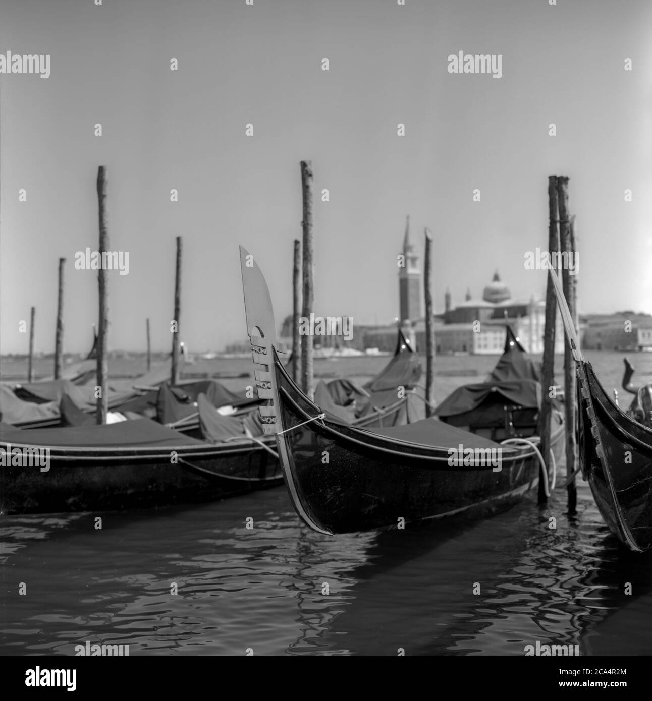 Gondeln am Morgen in Venedig gedreht mit schwarz-weiß analoger Filmtechnik Stockfoto