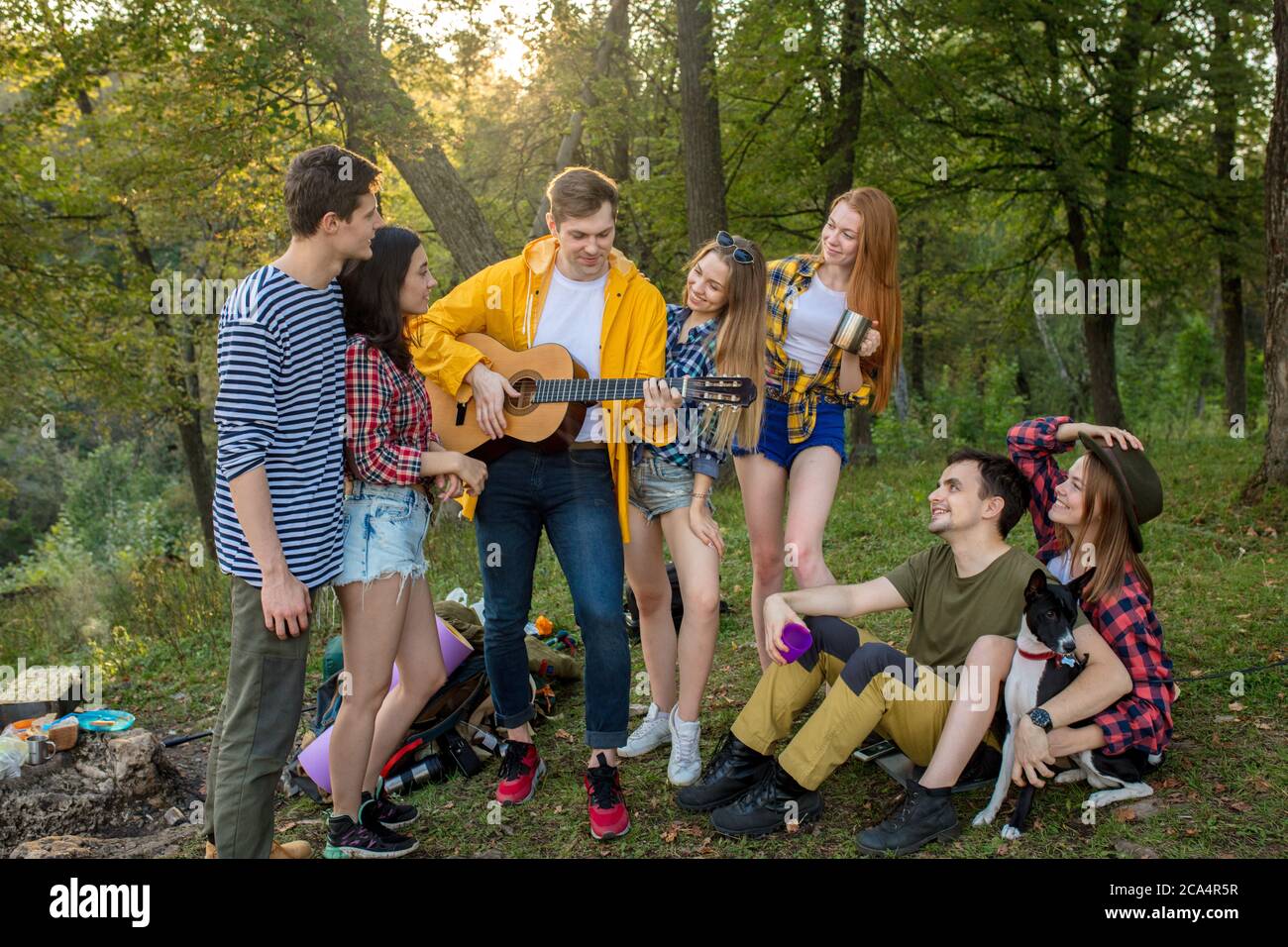 Junge Leute, die Party im Freien, Glück, Unterhaltungen haben. Stockfoto