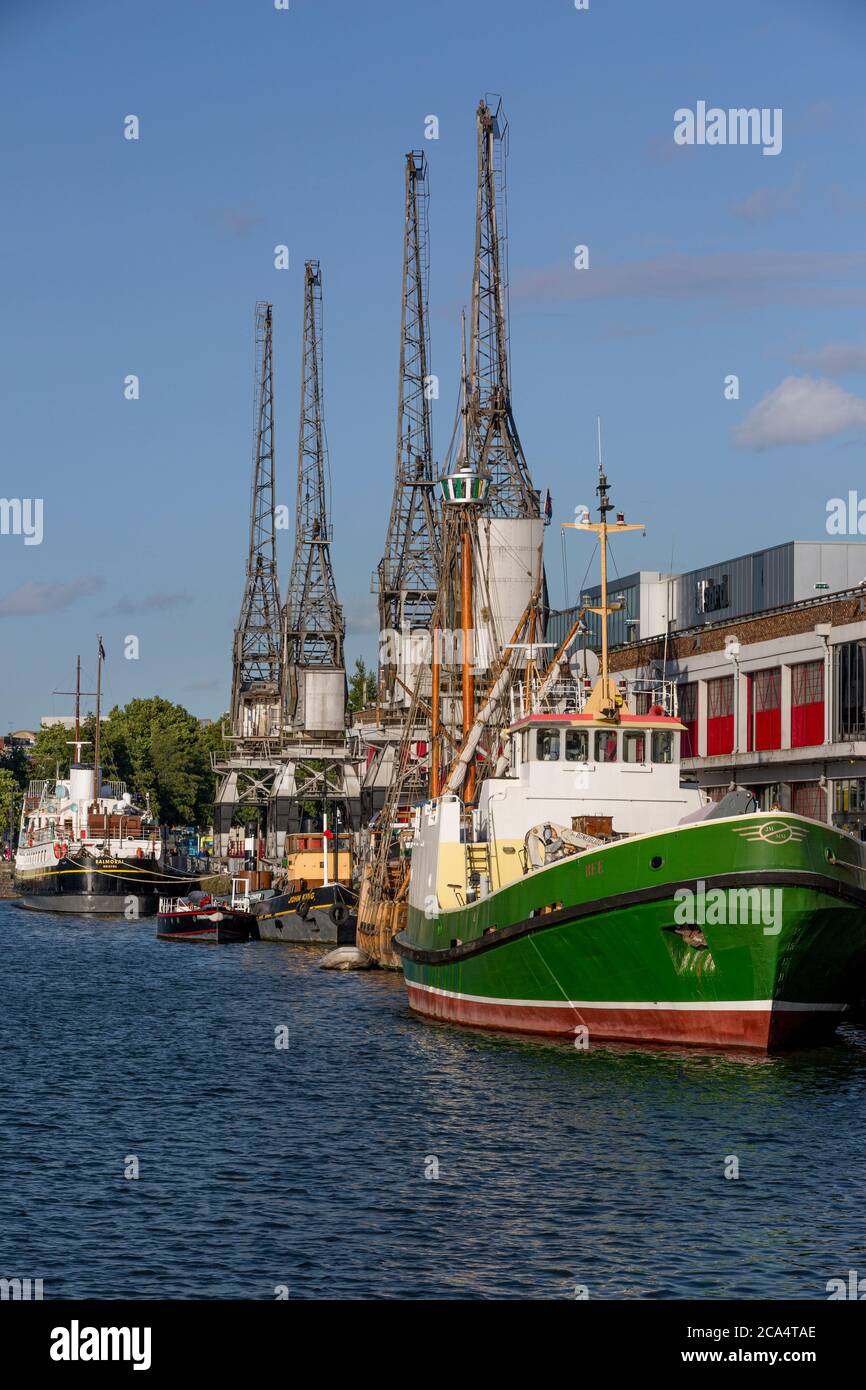 Klassische und historische Schiffe säumen den Kai von Bristol's Docks, Bristol, England Stockfoto