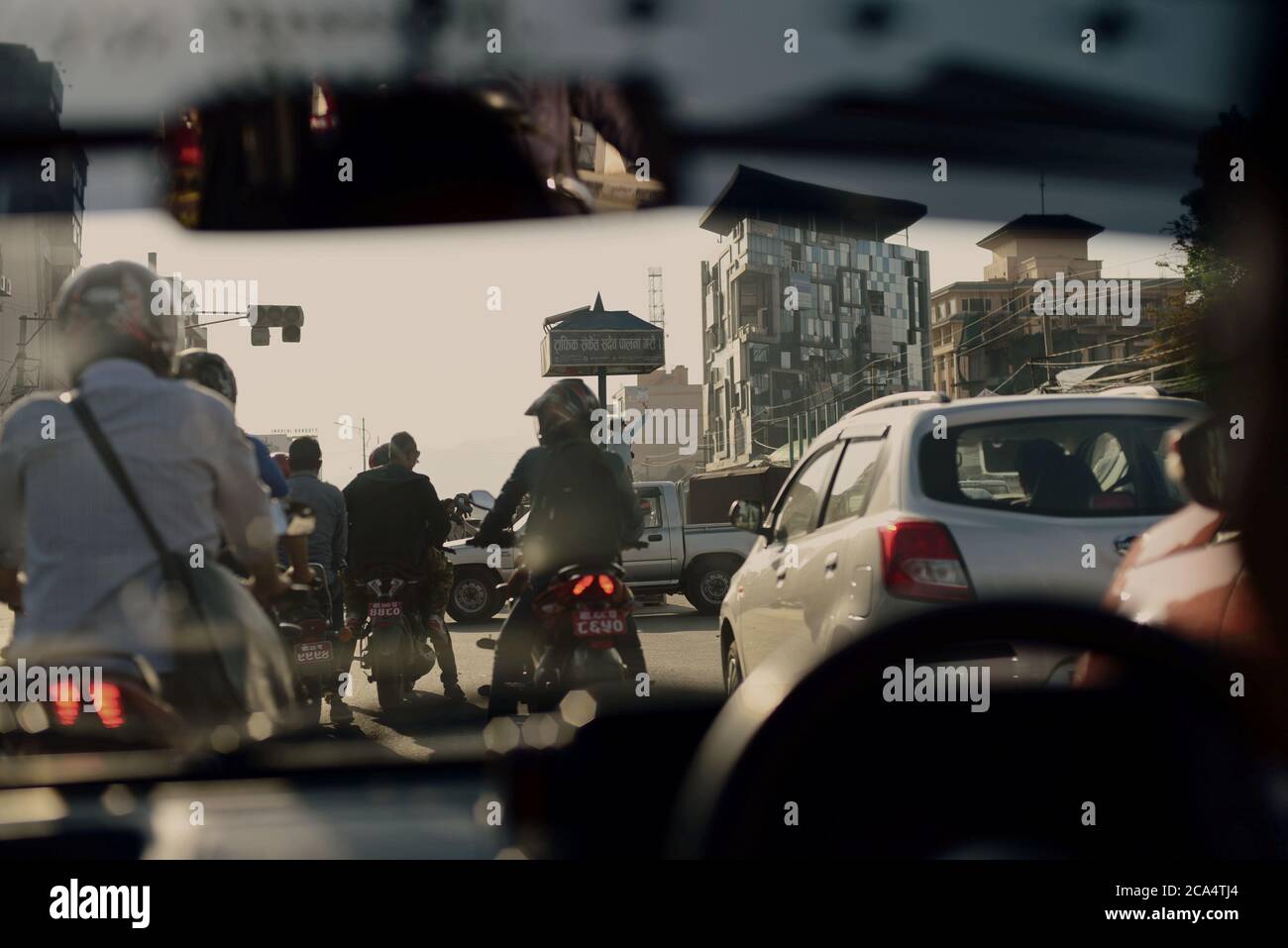 Straßenverkehr in Kathmandu City, an einer Kreuzung, während der Hauptverkehrszeit. Kathmandu, Nepal. Stockfoto