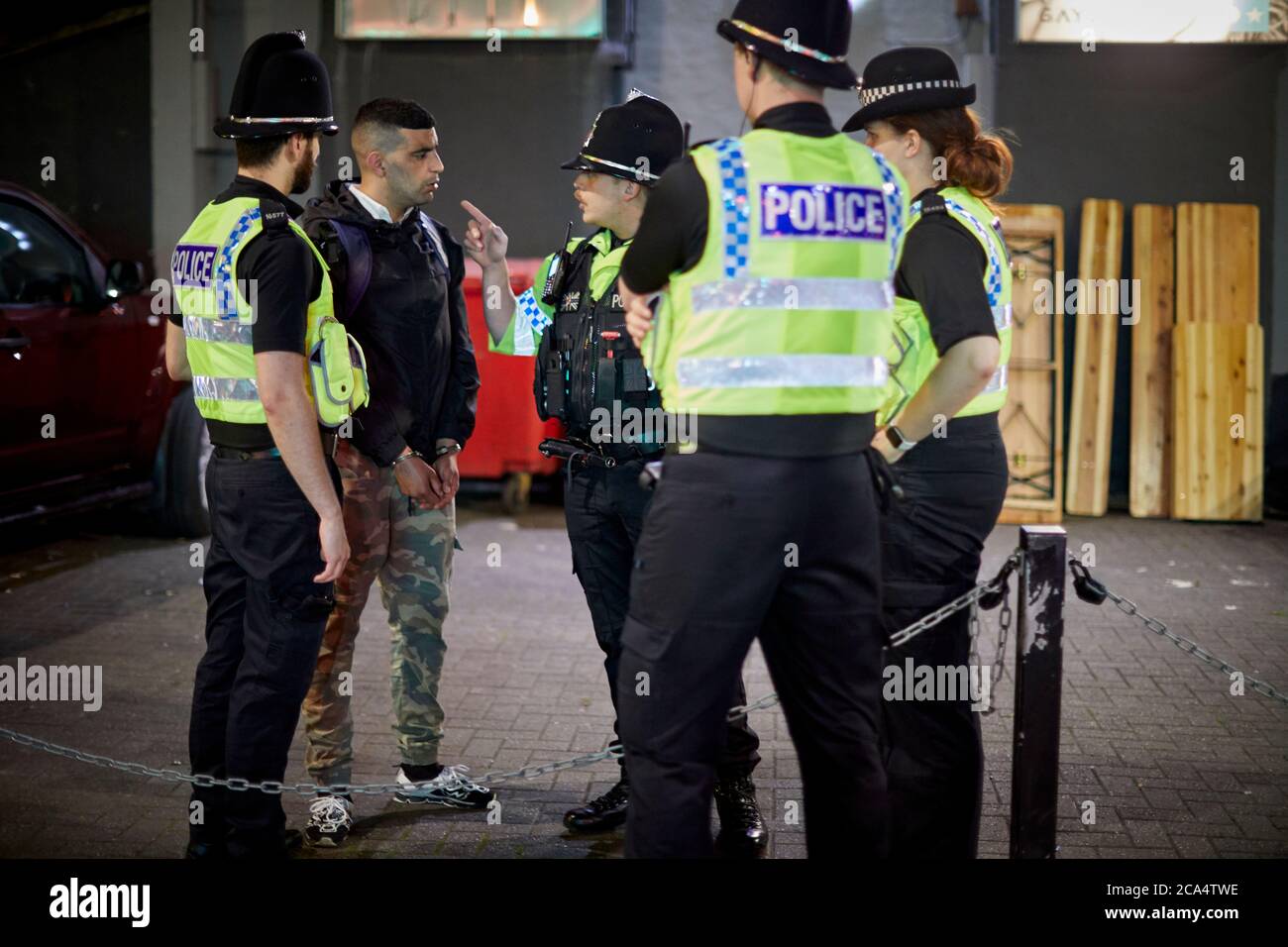 Einige der Nachtschwärmer im Stadtzentrum von Manchester ignorieren die neue Lockdown-Maßnahme für die Gegend von GTR Manchester, im Bild verhaften Polizisten im Gay Village einen Mann Stockfoto