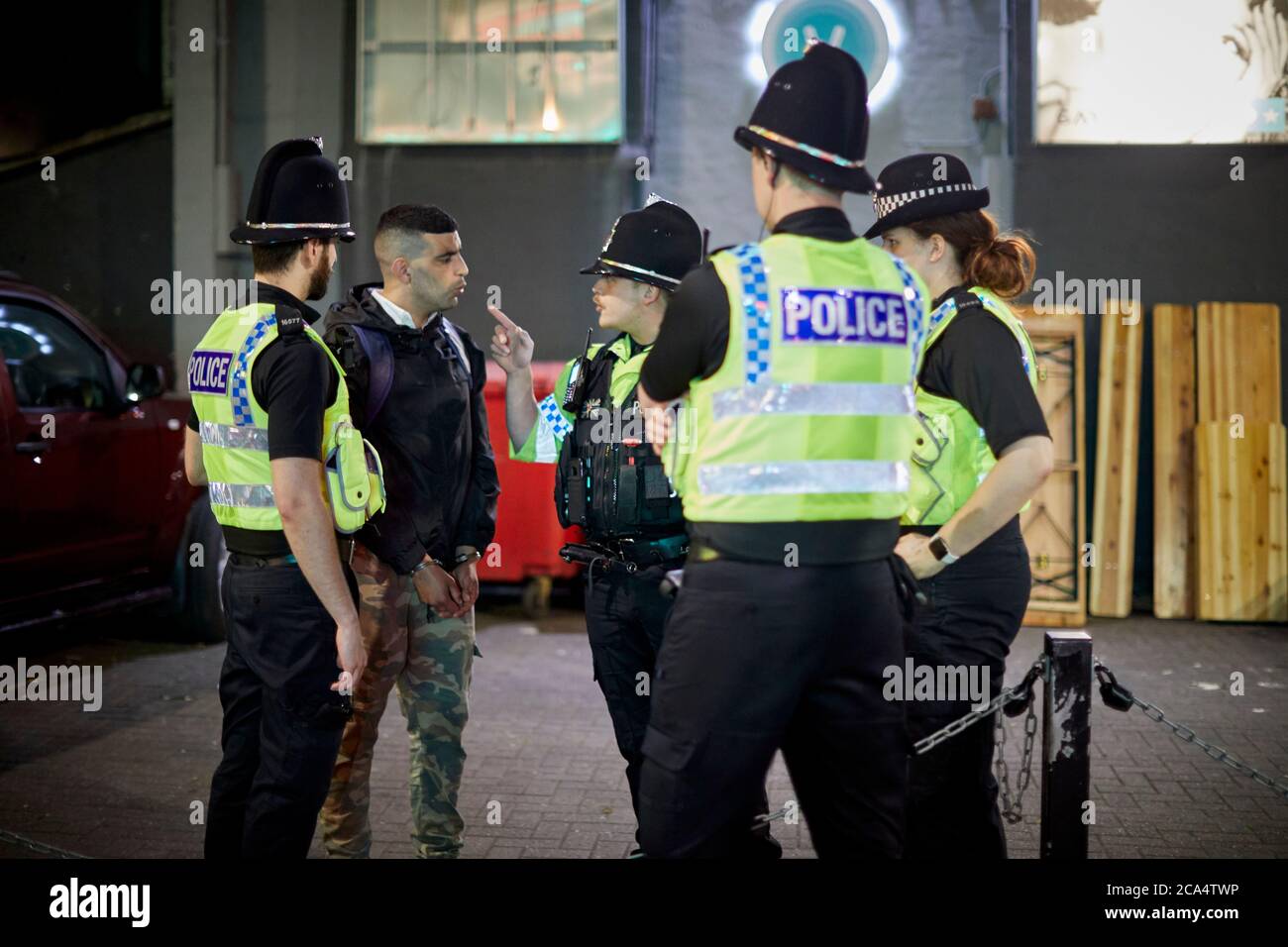 Einige der Nachtschwärmer im Stadtzentrum von Manchester ignorieren die neue Lockdown-Maßnahme für die Gegend von GTR Manchester, im Bild verhaften Polizisten im Gay Village einen Mann Stockfoto