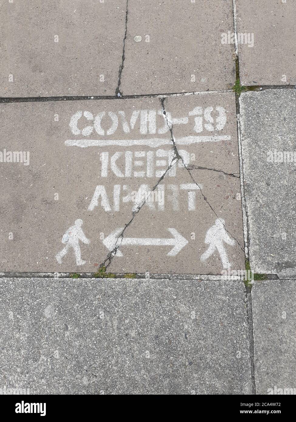 Soziale Distanzierung Beschilderung und Hinweise während der Höhe von Einschränkungen und Pandemie, sicher halten, Abstand halten, Covid 19 Coronavirus Soziale Distanzierung Stockfoto