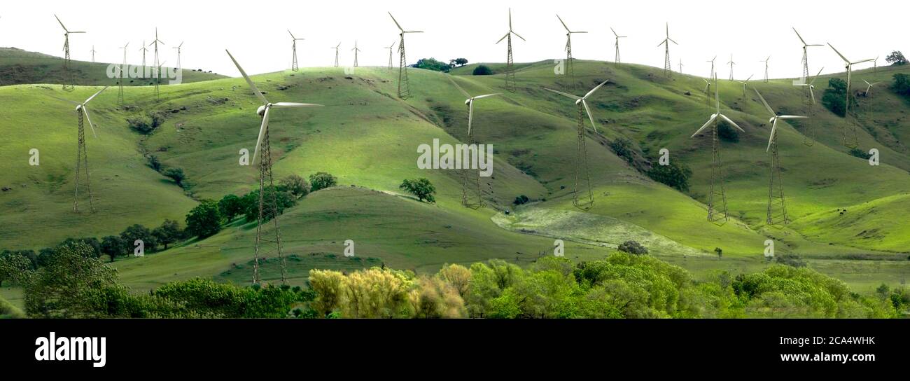 Windkraftanlagen auf einem Hügel Stockfoto
