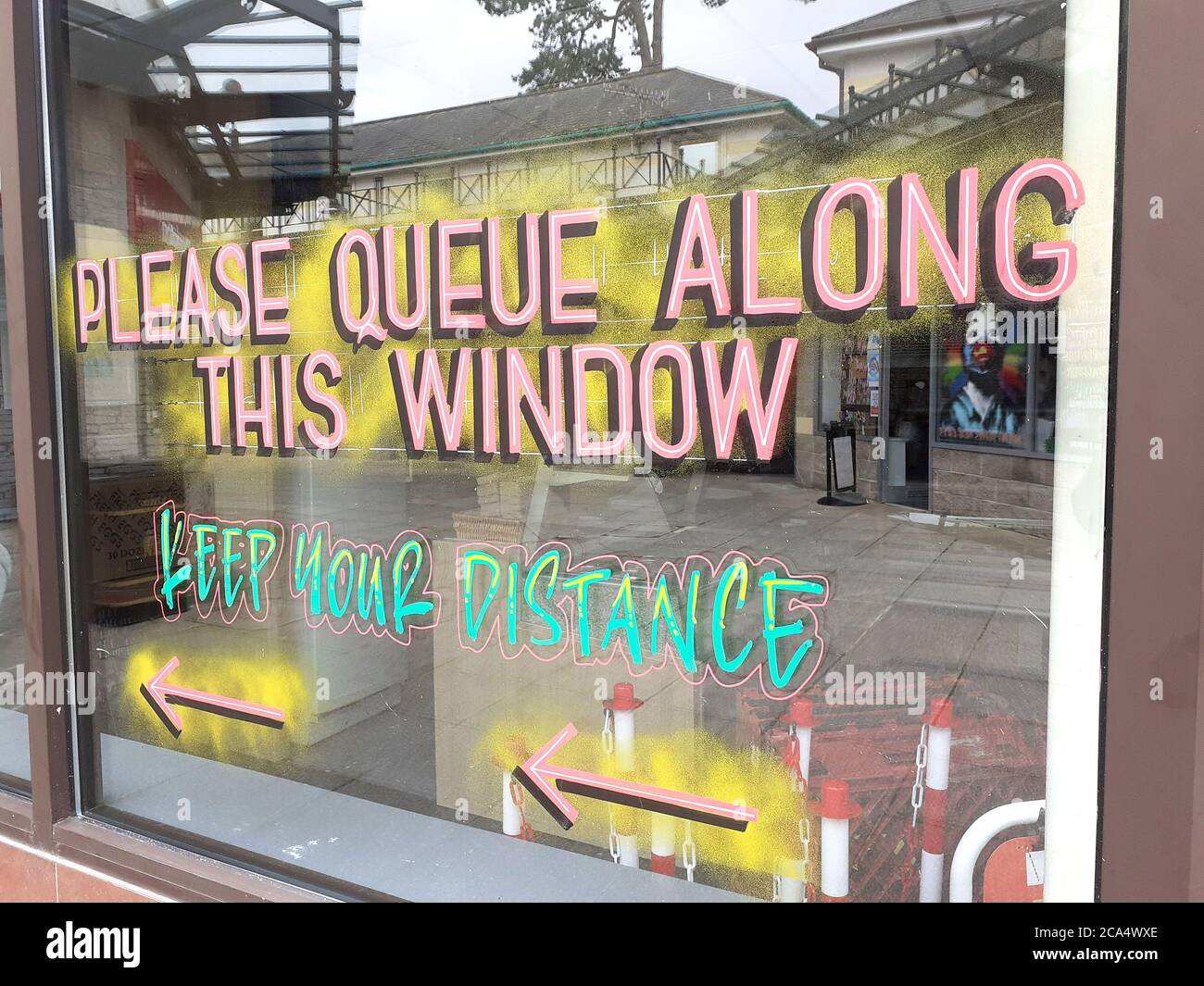 Soziale Distanzierung Beschilderung und Hinweise während der Höhe von Einschränkungen und Pandemie, sicher halten, Abstand halten, Covid 19 Coronavirus Soziale Distanzierung Stockfoto
