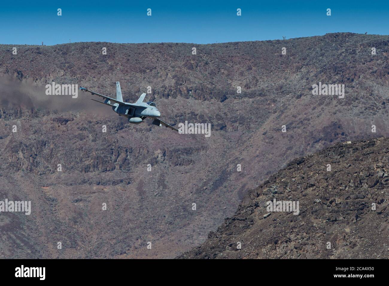 United States Navy F/A-18E Super Hornet Fighter Jet, Fliegen mit hoher Geschwindigkeit und Low Level. Durch EINEN Desert Canyon. Stockfoto