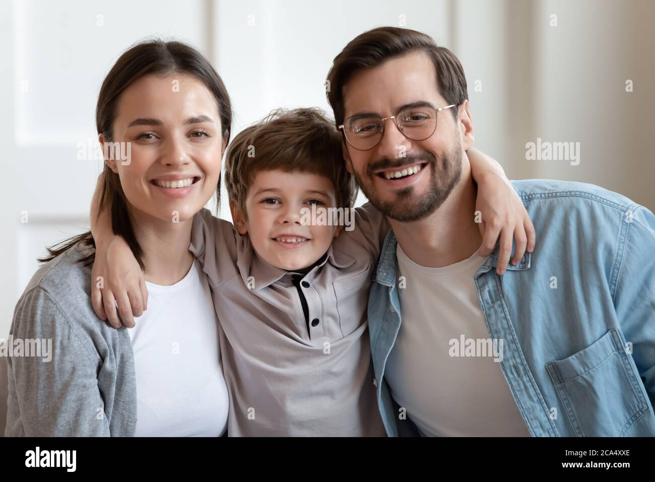 Porträt von glücklich fürsorgliche Familie von drei Bonding zu Hause. Stockfoto