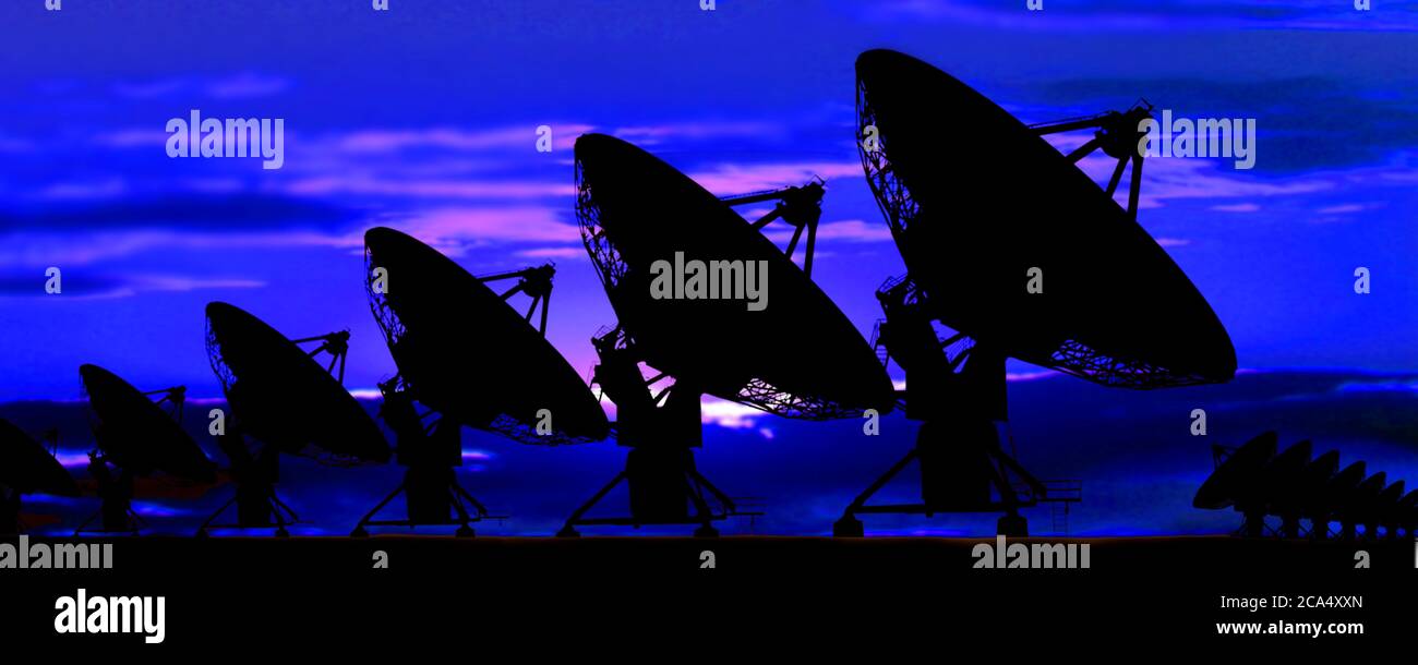 Silhouette von Satellitenschüsseln Stockfoto