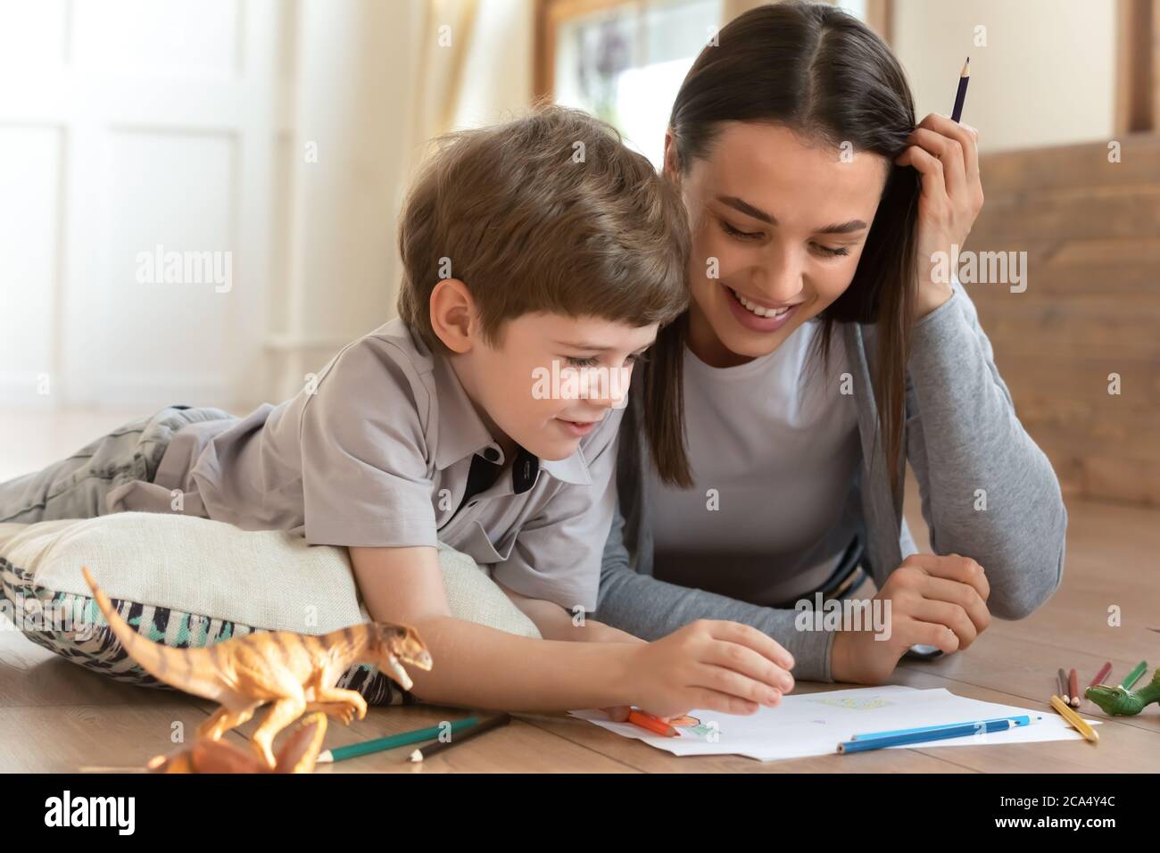 Happy Little Kind Junge Hand Zeichnung Bilder mit Mama. Stockfoto