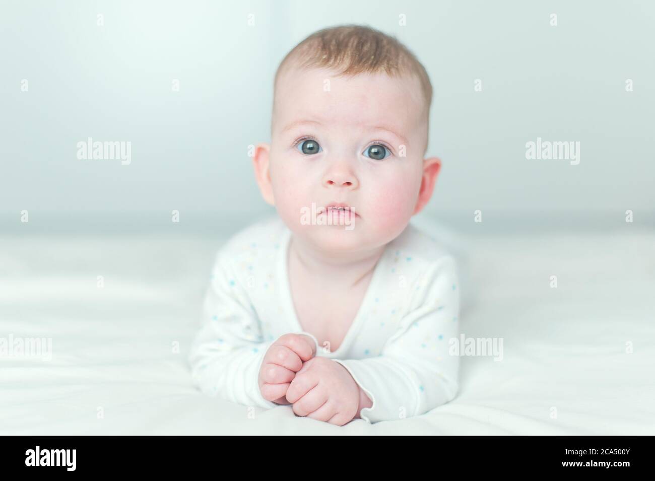 Niedliche Baby auf Bett liegend Stockfoto