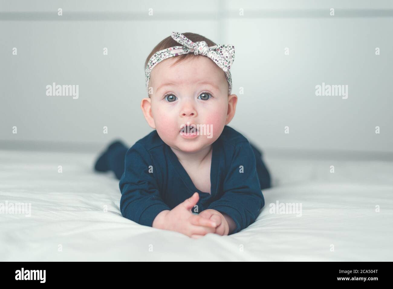 Niedliches Babyportrait im Bett Stockfoto