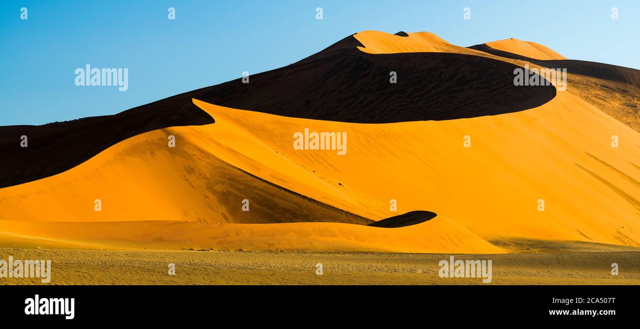 Rote Sanddünen in Sossusvlei, Namib-Naukluft Nationalpark, Namibia, Afrika Stockfoto