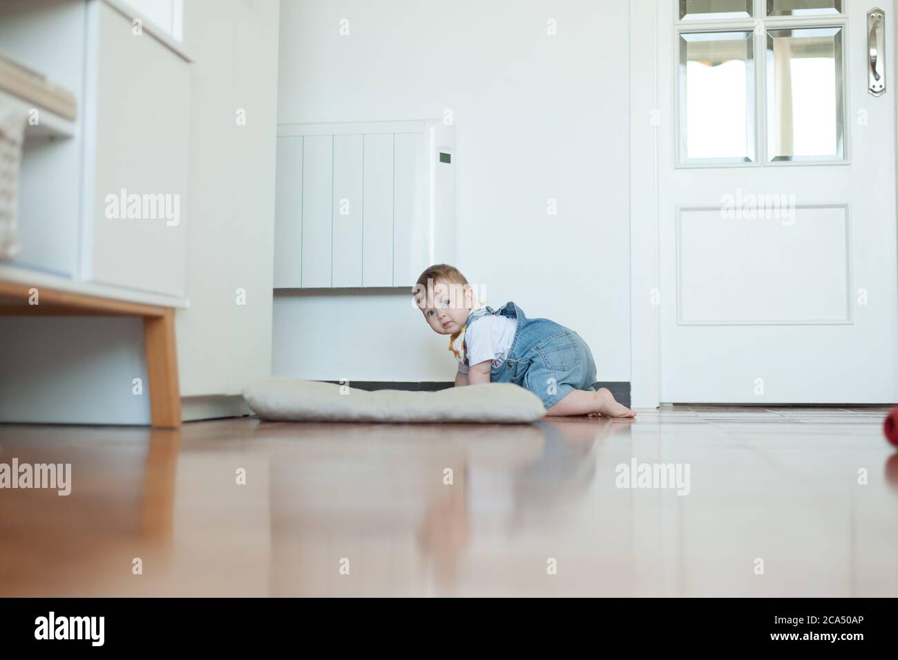Baby Mädchen kriechen zu Hause Stockfoto