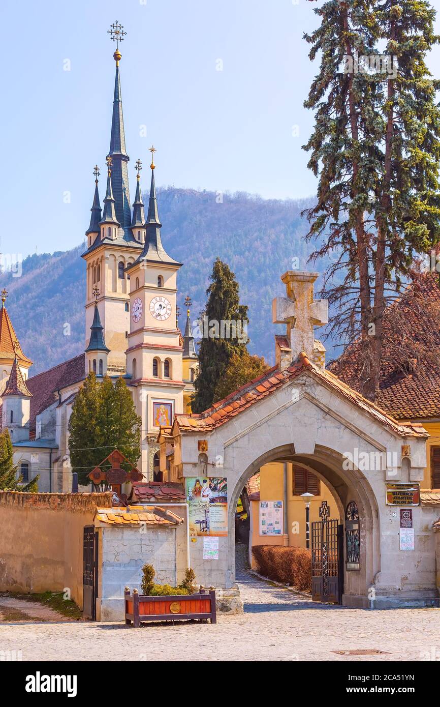 Brasov, Rumänien - 24. März 2015: Das Eingangstor und St. Nikolaus oder SF. Nicolae Kirche in Transilvania Stockfoto