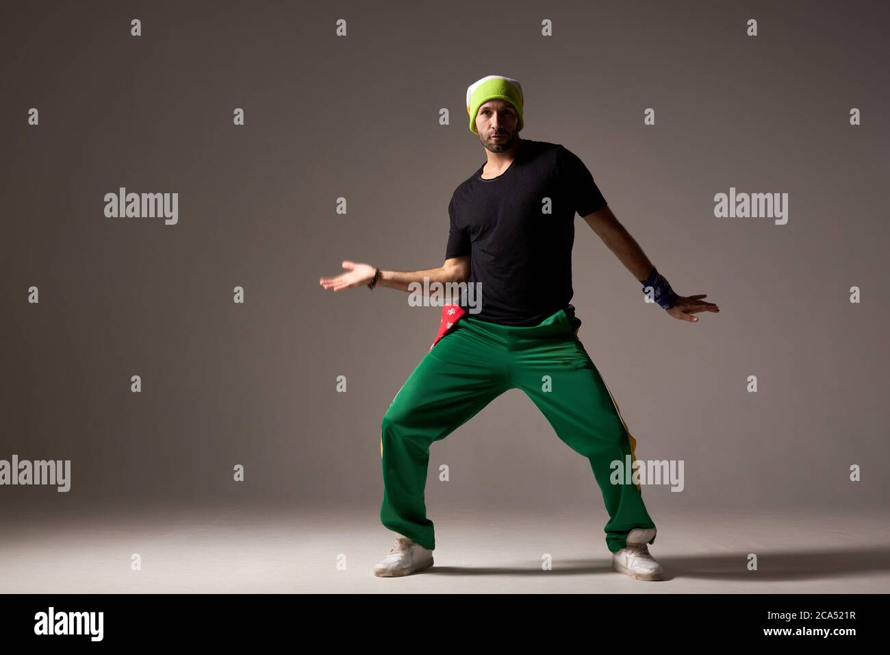 Cool aussehende Tanz Hip Hopper in Sportswear Training im Tanzstudio, zeigt neues Element, Ausübung Hip-Hop-Film, , männliche Tänzerin der Seele r und b, Stockfoto