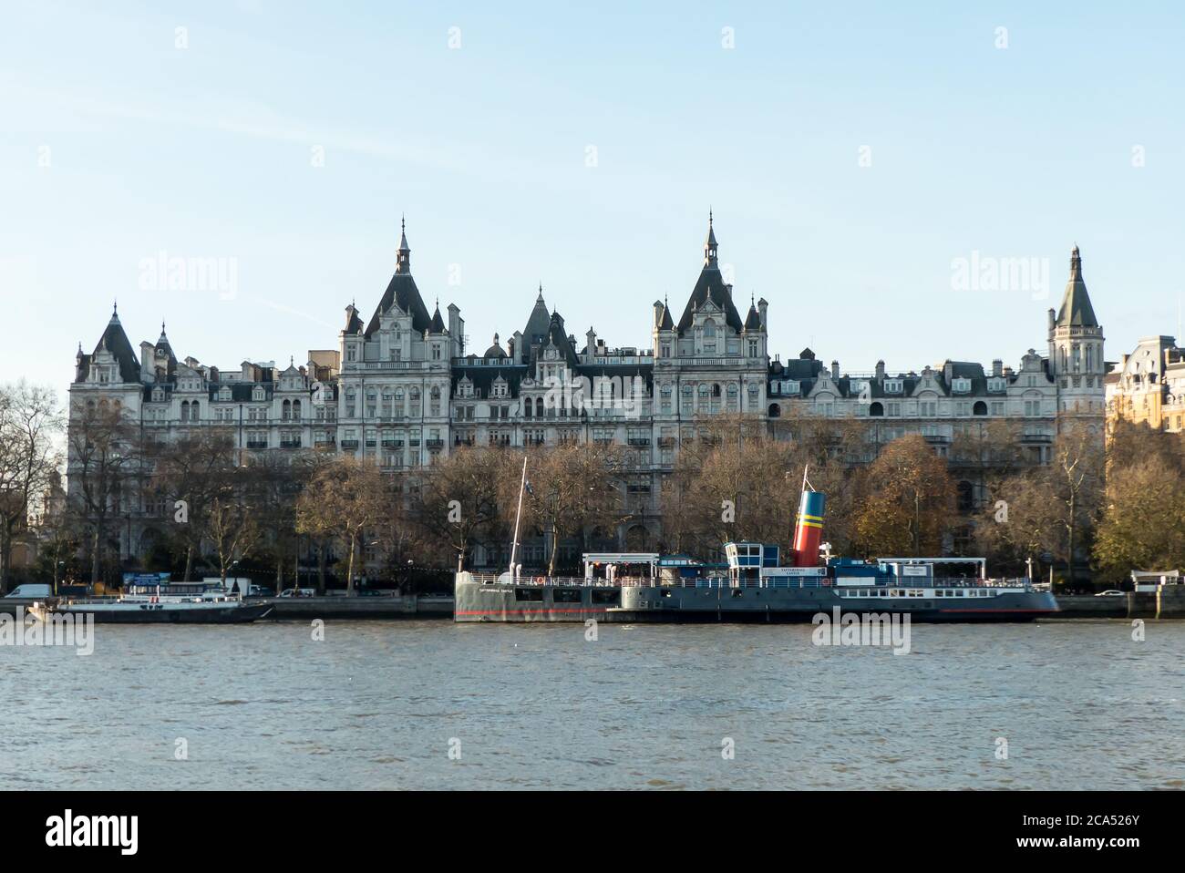 London: Der Paddeldampfer Tattershall Castle vor dem Royal Horseguards Hotel Stockfoto