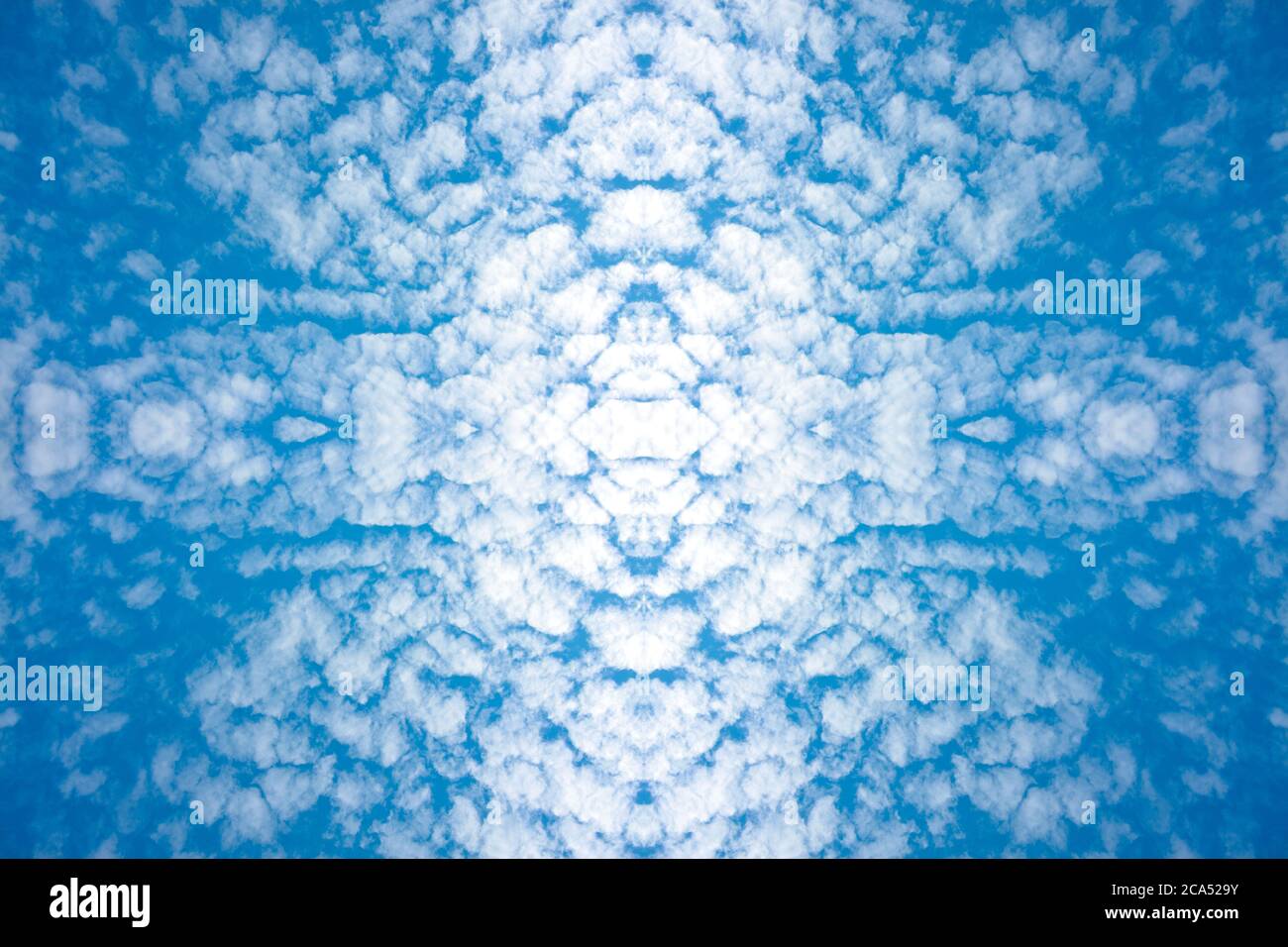 Blauer Himmel und flauschige Wolken (Cirrocumulus) auf Natur Hintergrund Textur Stockfoto