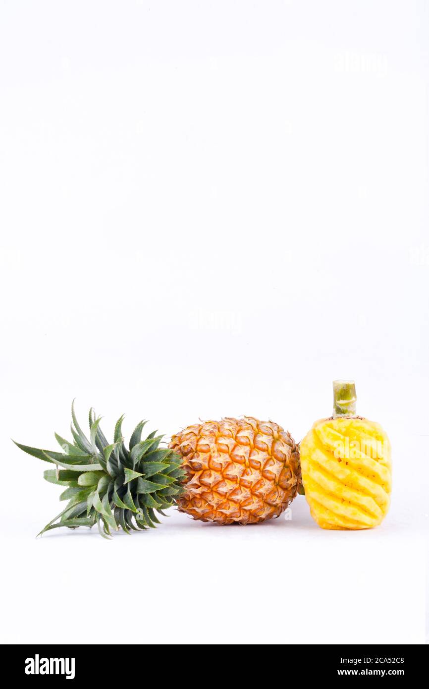 Geschälte reife Ananas auf weißem Hintergrund gesunde Ananas Obst Lebensmittel isoliert Stockfoto