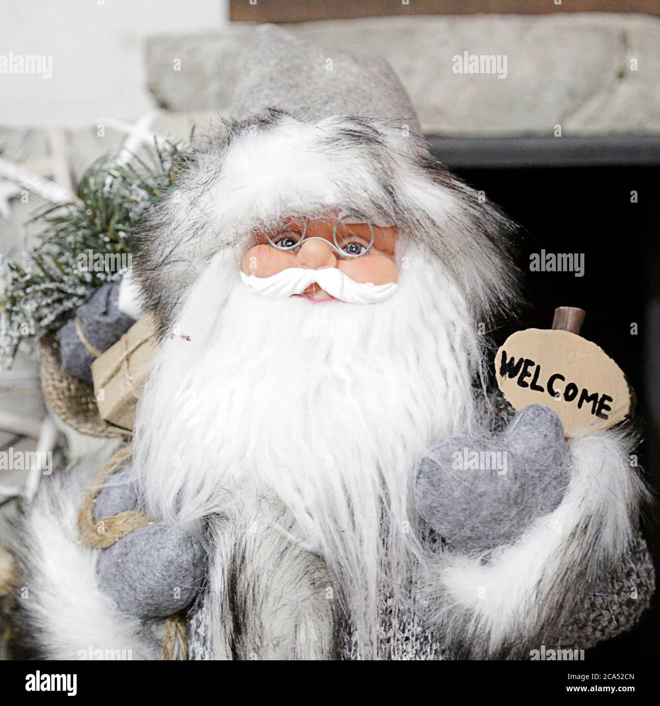 Weihnachtsschmuck des Weihnachtsmannes mit einem kleinen Willkommensschild Stockfoto