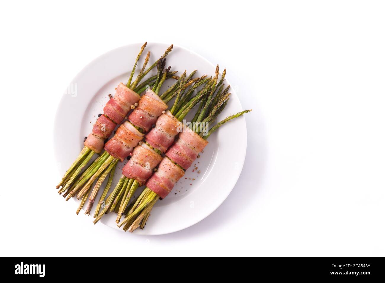 Grüner Spargel eingewickelt mit Speck isoliert auf weißem Hintergrund.Draufsicht. Speicherplatz kopieren Stockfoto