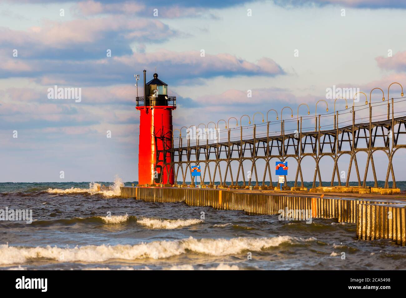 Blick auf Leuchtturm, South Haven, Michigan, USA Stockfoto