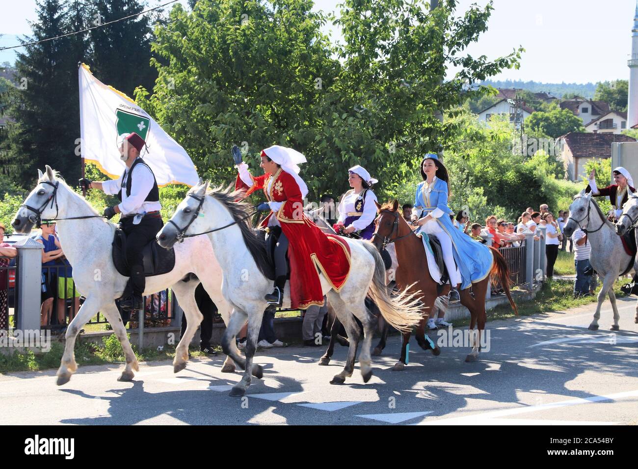 DONJI VAKUF, BOSNIEN UND HERZEGOWINA - 29. JUNI 2019: Reiter nehmen an Ajvatovica Prozession in Bosnien. Ajvatovica ist die größte Islamische trad Stockfoto