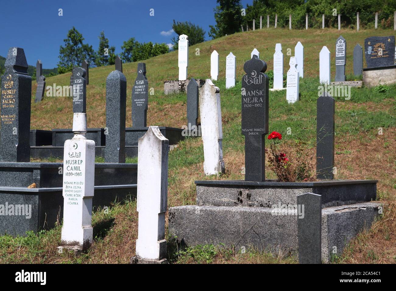 JABLANICA, BOSNIEN UND HERZEGOWINA - 29. JUNI 2019: Islamischer Friedhof in Jablanica, Bosnien und Herzegowina. Bosnien hat 50.7 Prozent muslimische Bevölkerung. Stockfoto