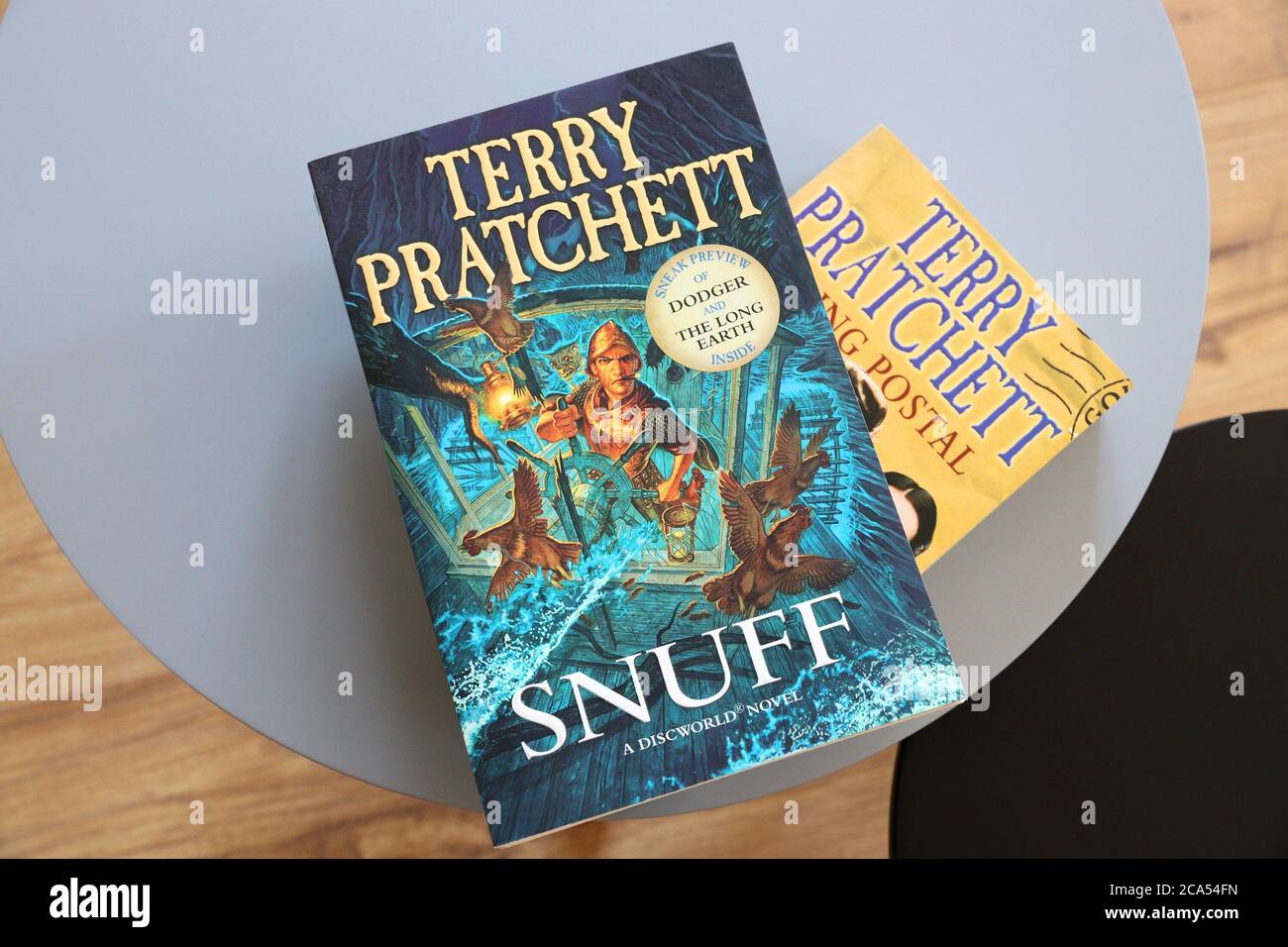 WARSCHAU, POLEN - 21. APRIL 2020: Zwei Fantasiebücher der Discworld-Serie des britischen Autors Terry Pratchett auf einem Couchtisch. Stockfoto