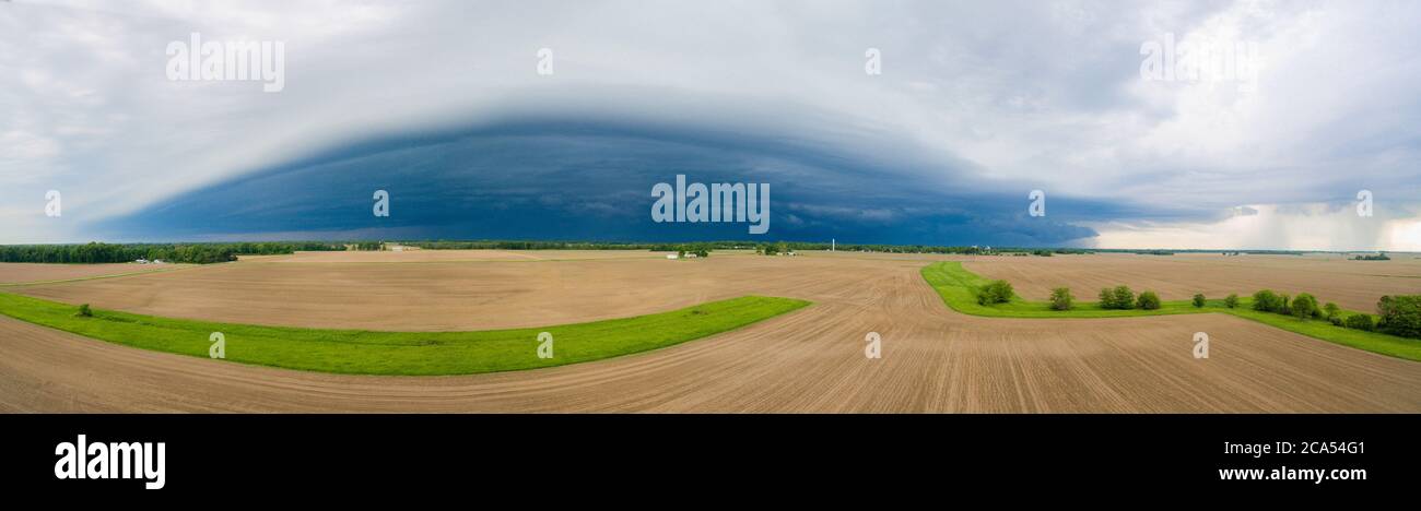 Blick auf herannahendes Gewitter über Feldern, Marion Co., Illinois, USA Stockfoto