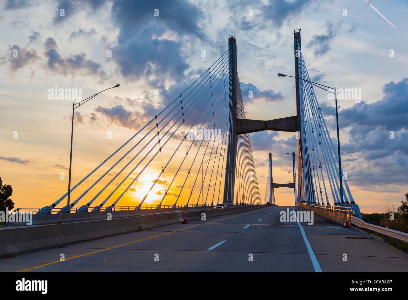 Blick auf die Bill Emerson Memorial Bridge bei Sonnenuntergang, Cape Girardeau, Missouri, USA Stockfoto