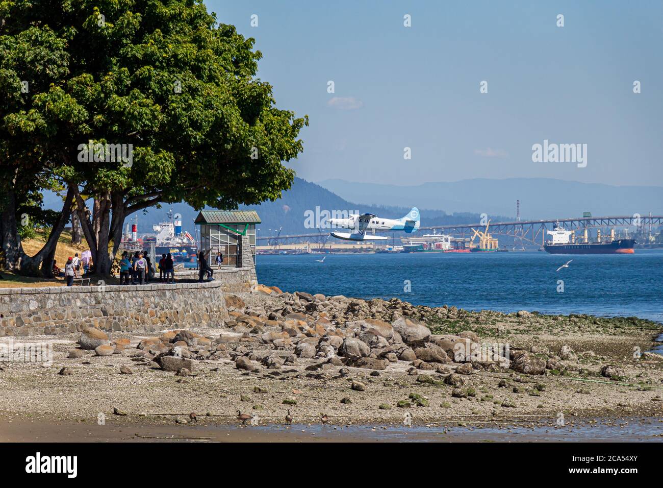Vancouver, Kanada - 27. Juli 2017: Ein Wasserflugzeug, das von Coal Harbour abfliegt und den Stanley Park in Vancouver, British Columbia, Kanada passiert Stockfoto