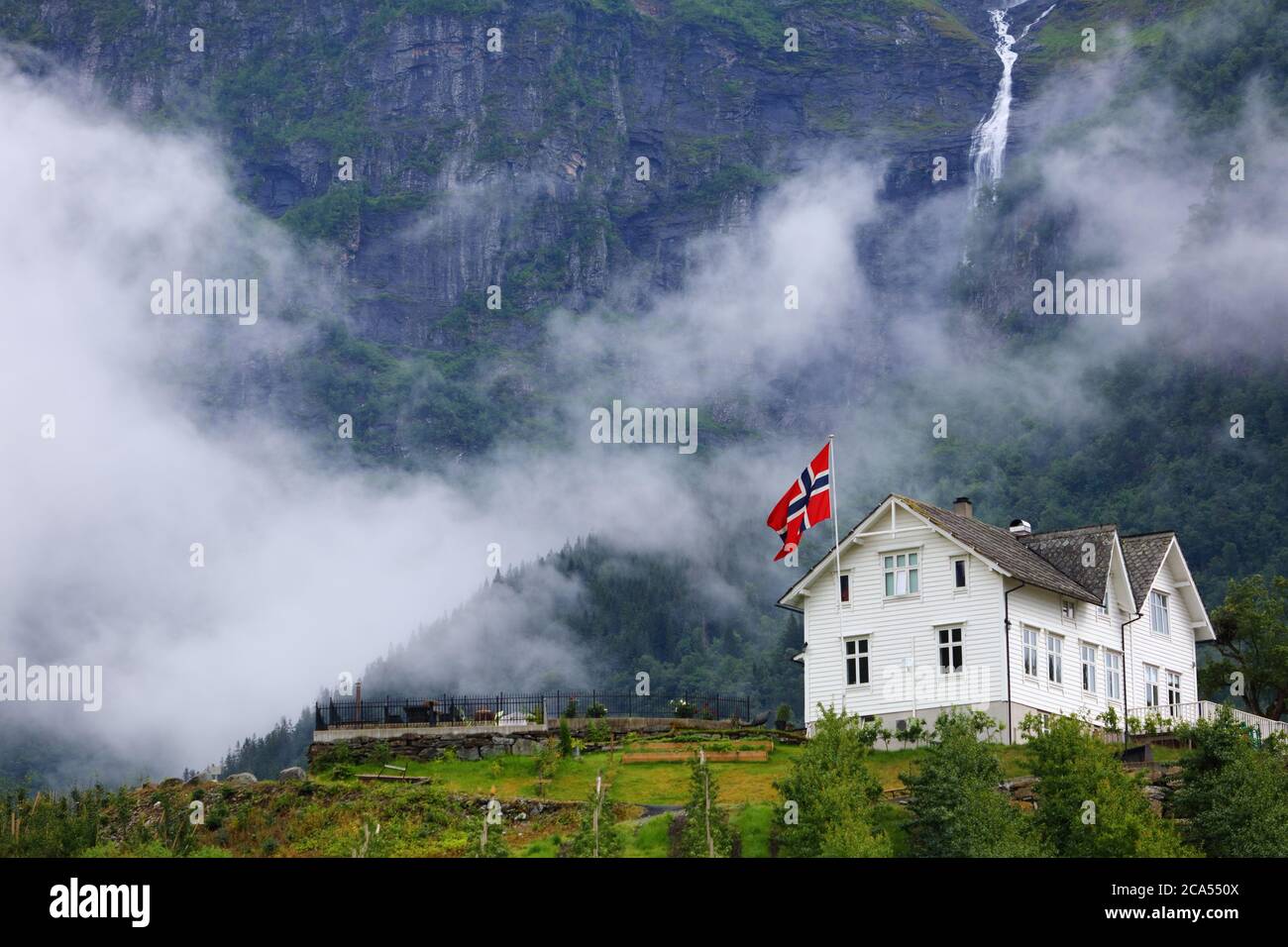 Ullensvang Stadt in Norwegen. Neblige Berge und ein Wasserfall. Norwegische Landschaft. Stockfoto