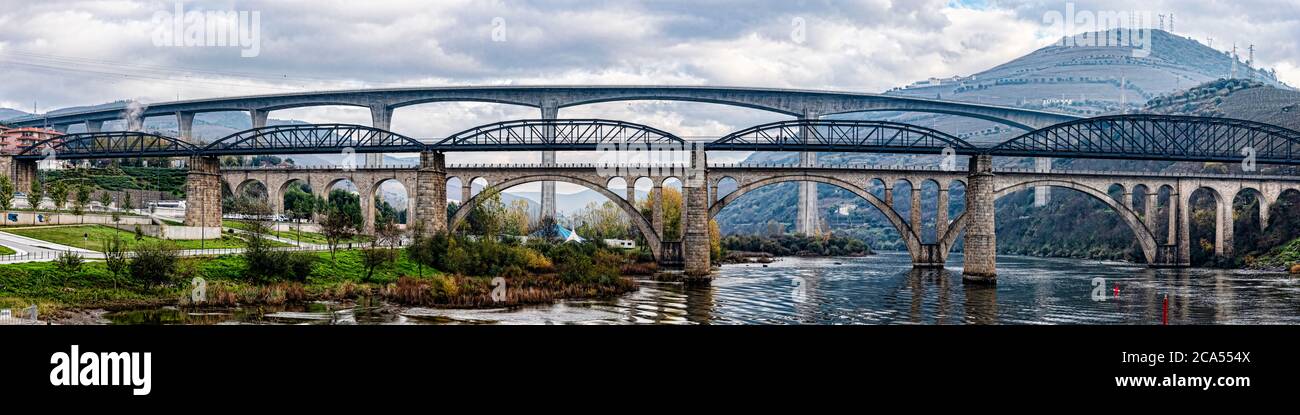 Blick auf Brücken über dem Douro Fluss, Portugal Stockfoto