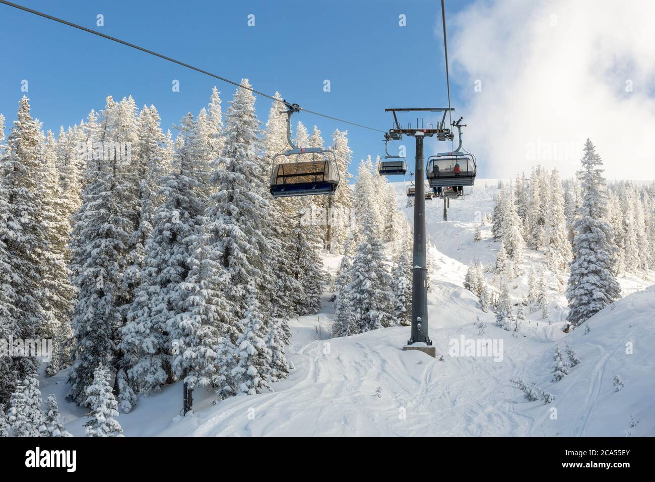 Sessellift und verschneite Bäume im Skigebiet Kitzbühel in Österreich. Stockfoto