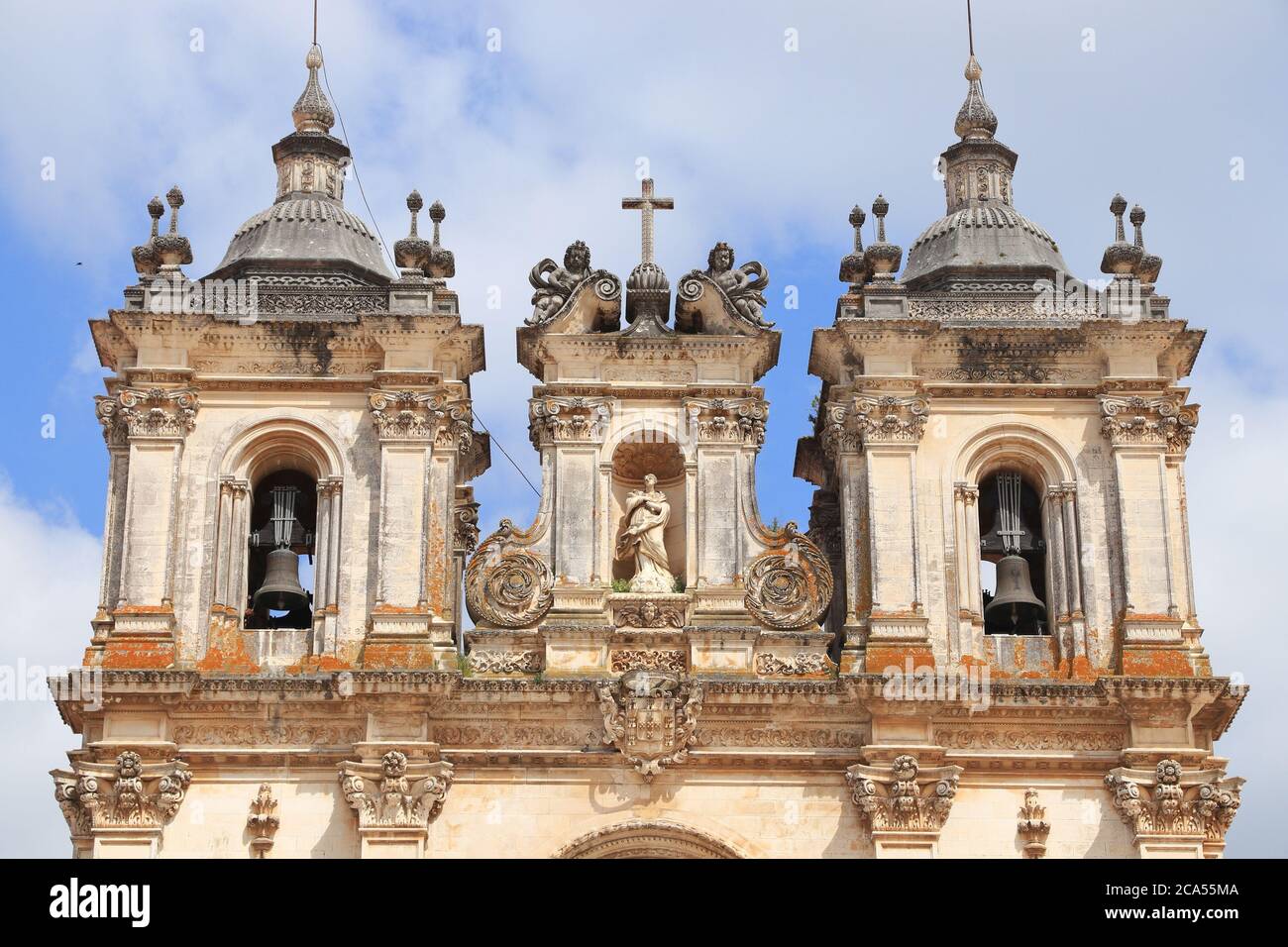 Wahrzeichen Portugals. Alcobaca Kloster Kirche, Portugal. Mittelalterliche gotische Architektur in Portugal. UNESCO-Weltkulturerbe. Stockfoto