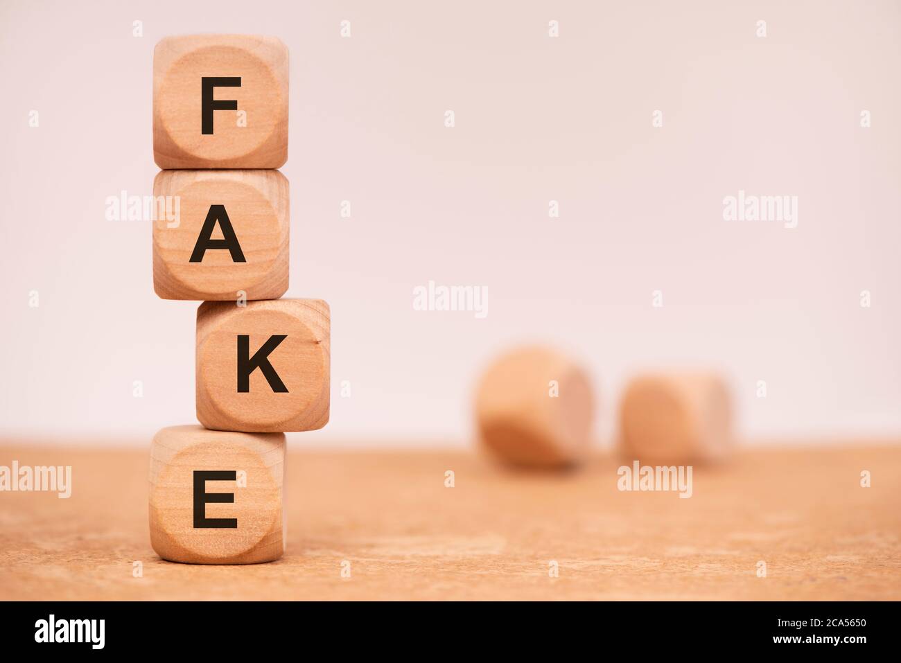 Fact und Fake News auf Cubes geschrieben Stockfoto