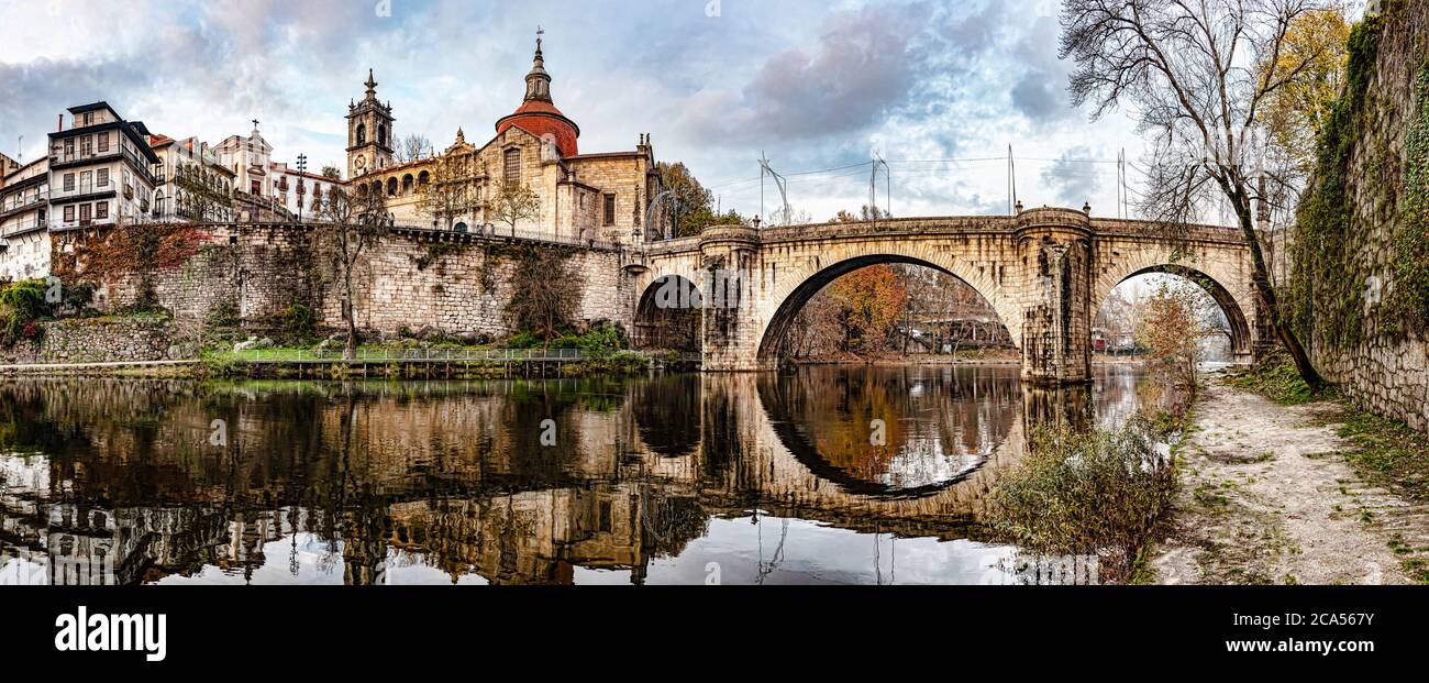 Blick auf die Tamega River Bridge, Amarante, Portugal Stockfoto