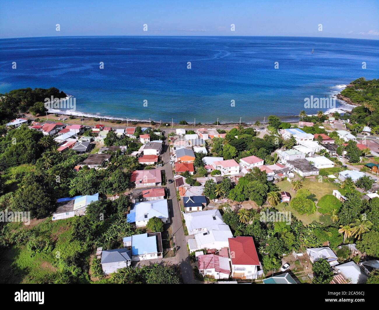 Guadeloupe Drohne Ansicht. Deshaies Stadt und Küste in Basse-Terre Insel. Stockfoto