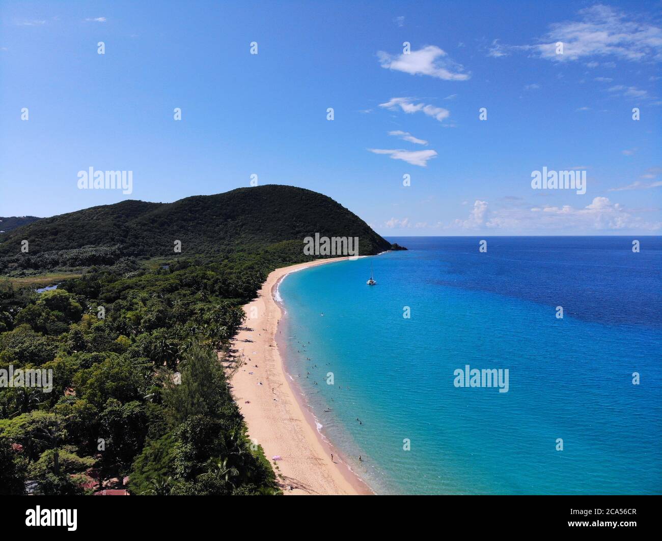 Blick auf den Sandstrand von Guadeloupe. Karibische Urlaubslandschaft. Grande Anse Strand auf Basse-Terre Insel. Stockfoto