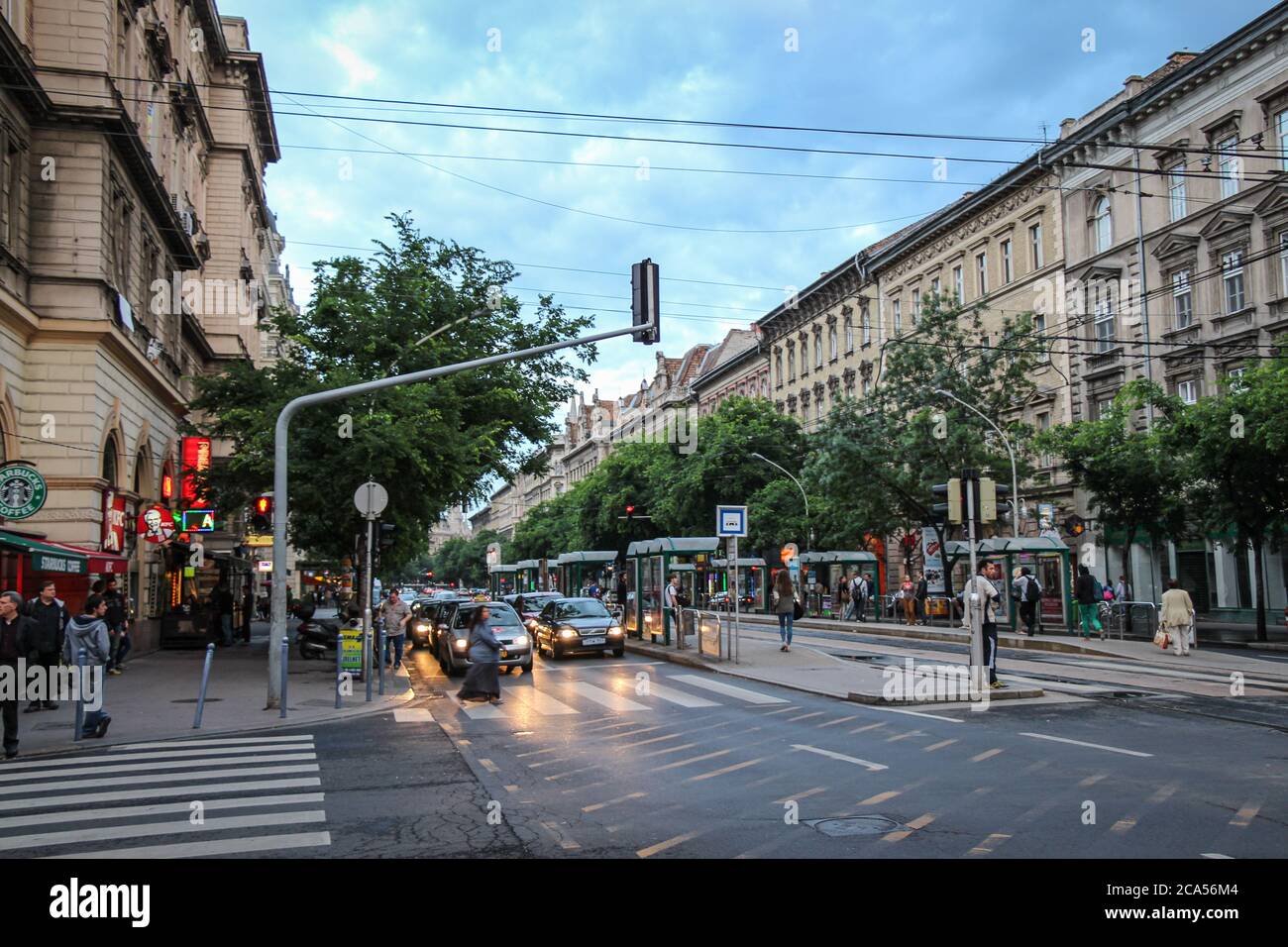 Budapest, Ungarn - 28. Juni 2013: Straßenszene am Terez krt und Kiraly Interchange oder Kreuzung bei Nacht, Budapest, Ungarn Stockfoto