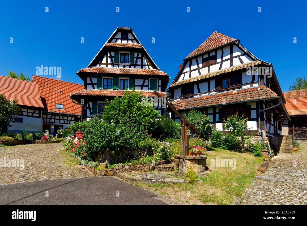 Frankreich, Bas Rhin, Hunspach, beschriftet Les Plus Beaux Villages de France (die schönsten Dörfer Frankreichs), traditionelle Fachwerkhäuser von Th Stockfoto