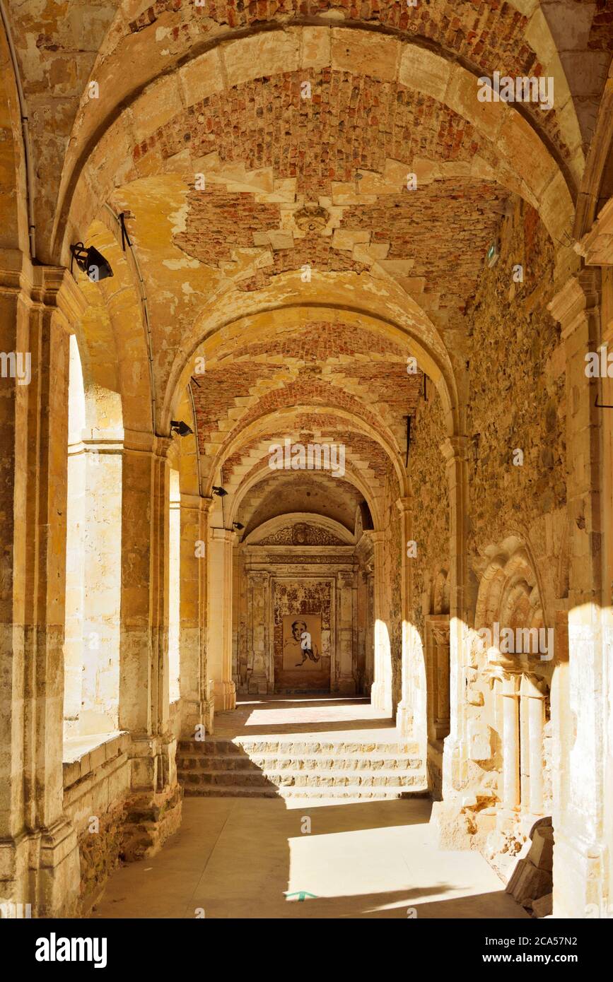 Frankreich, Aisne, Thierache, Saint Michel, Abtei, Spazierweg im Kloster und Saint Benoit Malerei Stockfoto Frankreich, Aisne, Thierache, Saint Michel, Abtei, Spazierweg im Kloster und Saint Benoit Malerei Stockfoto