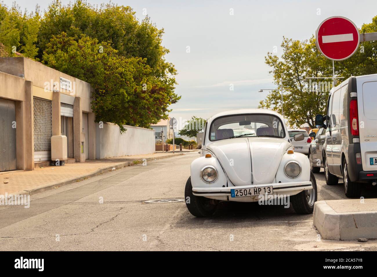 Weißer Volkswagen Beetle in französischer Straße ohne Eintrittschild Stockfoto