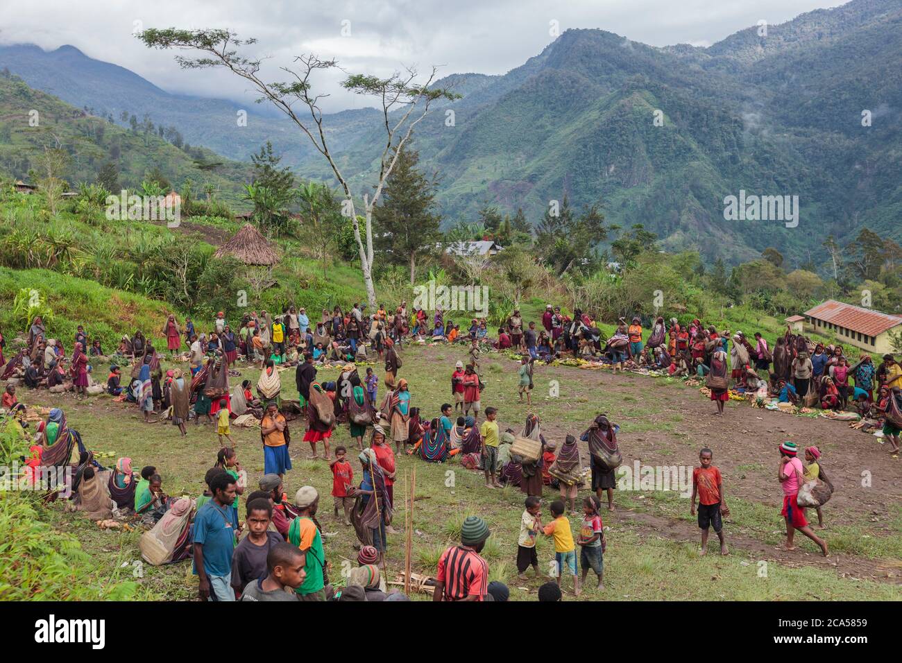 Indonesien, Papua, Baliem Tal, in der Nähe von Wamena, Yali Volksgebiet, Angguruk Dorf, Markttag, allgemeine Ansicht, Höhe 1450 m. Stockfoto