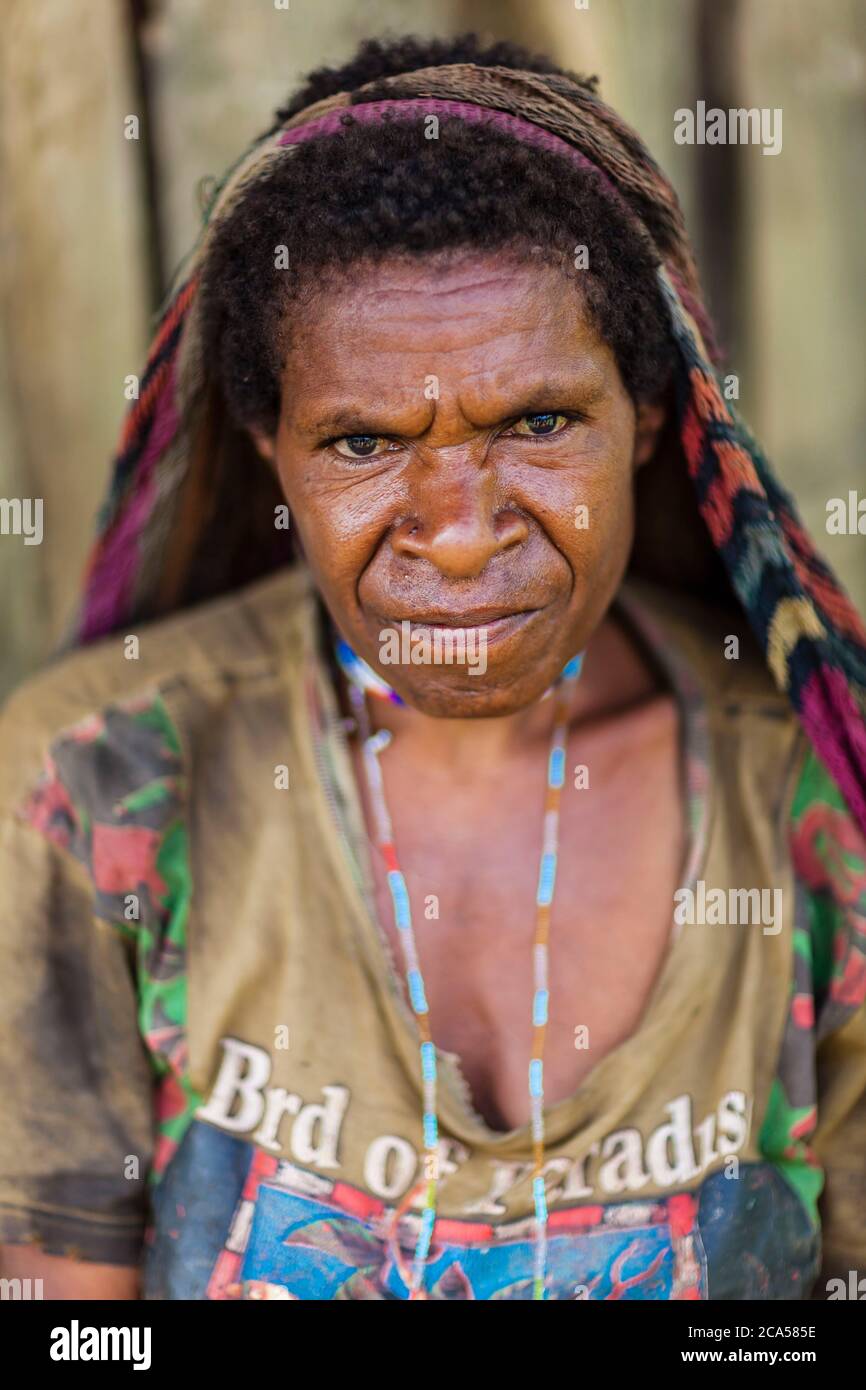 Indonesien, Papua, Baliem-Tal, in der Nähe von Wamena, Yali-Territorium, Tingilmu-Dorf, Tigh-Porträt einer Yali-Frau Stockfoto
