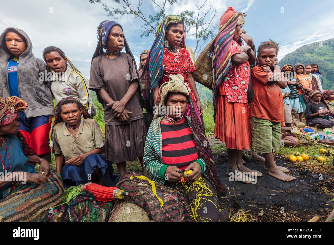 Indonesien, Papua, Baliem Tal, in der Nähe von Wamena, Yali Volksgebiet, Angguruk Dorf, Yali Frauen auf dem Markt, Höhe 1450 m. Stockfoto