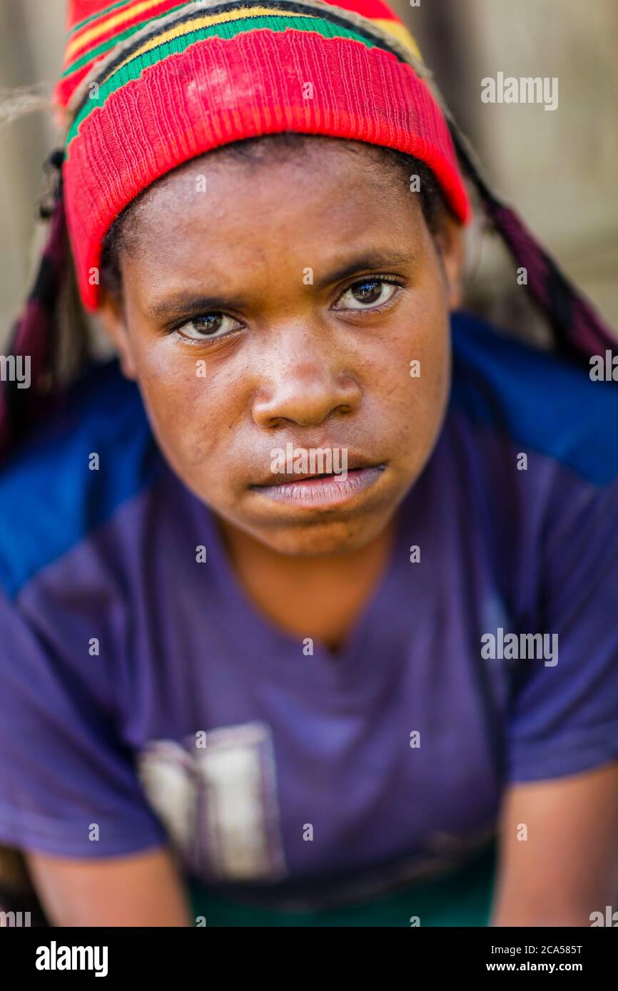 Indonesien, Papua, Baliem-Tal, in der Nähe von Wamena, Yali-Territorium, Tingilmu-Dorf, Tigh-Porträt einer jungen Yali-Frau Stockfoto